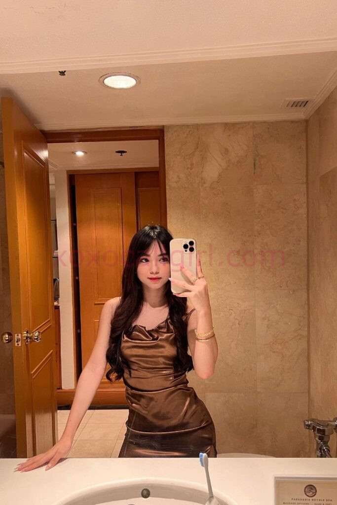 KL Escort Girl Malay Escort in Kuala Lumpur takes a selfie in a bathroom mirror. Malaysia Sex Service